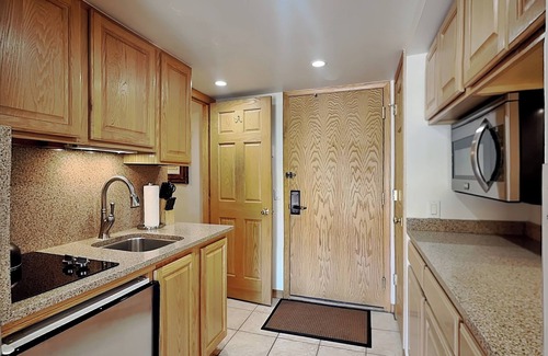 Snowmass Village Apartment | 🌲Timberline 318 Studio Deluxe ~ Hot Tub~Pool~WiFi~Ski-in/out~Local Shuttle🌲