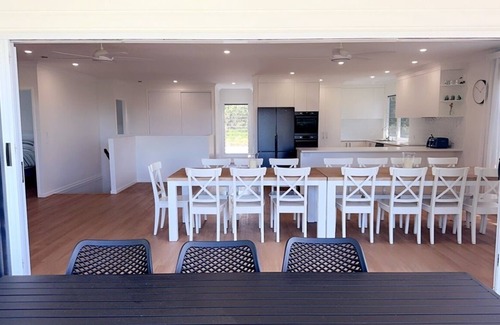 Toogoom House | Time & Tide - Close to beach-7 beds-2 baths-Sleeps 16-WiFi-2 Smart TVs