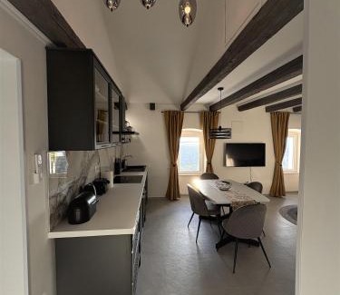 Ustrine Apartment | Tina's Sunset Haven