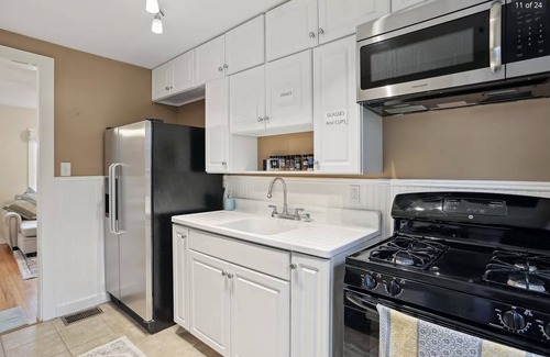 Champaign House | Tiny and cozy home in the heart of Champaign. Free Parking and Pet Friendly!