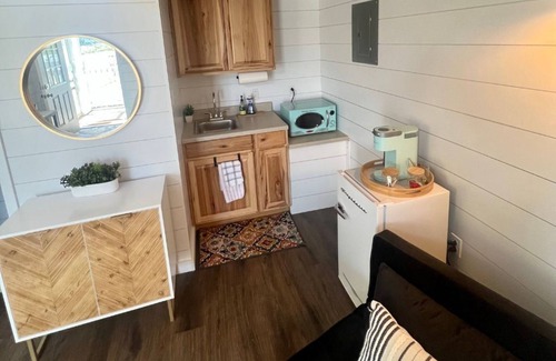 Lakehills Cabin | Tiny Home at Medina Lake (w/Hot Tub & Pool)