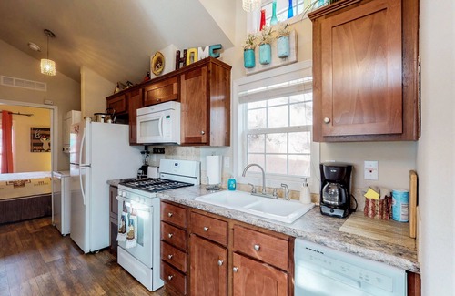 Woodland Park Cottage | Tiny home cottage w/mountain view, kitchen & firepit - dogs OK