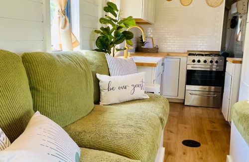 Titusville House | Tiny Home School Bus with 1 bedroom and WiFi, AC in charming Titusville