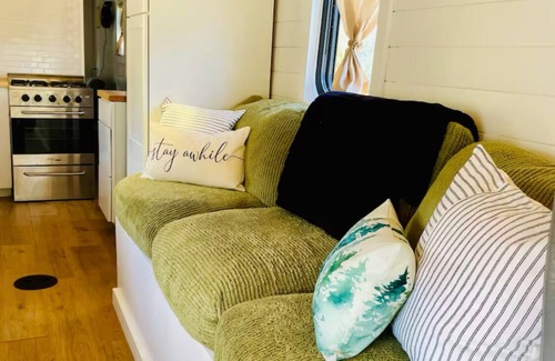 Titusville House | Tiny Home School Bus with 1 bedroom and WiFi, AC in charming Titusville