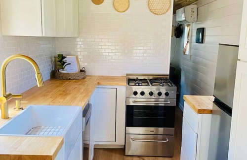 Titusville House | Tiny Home School Bus with 1 bedroom and WiFi, AC in charming Titusville