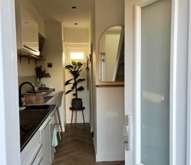 Municipality of Aalsmeer Apartment | Tiny House in center Aalsmeer I Close to Schiphol & Amsterdam