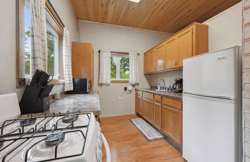 Bigfork Cabin | Tiny house with sleeping loft, full kitchen and 3/4 Bathroom with Sauna! - Pet Friendly!