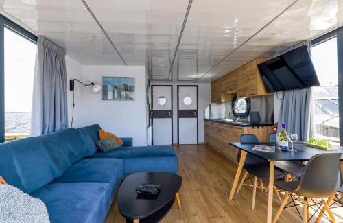 Uitgeest House | Tiny Houseboat De Woudaap - I