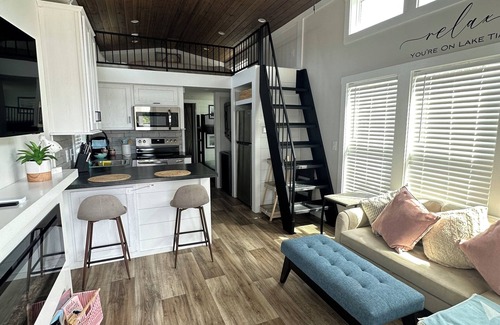 Sherrills Ford Cabin | Tiny Lakeside Retreat, sleeps 8. On Lake Norman for all the lake fun!