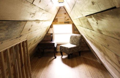 Jonesville House | Tiny Treehouse Escape with Wi-Fi and Mountain Views