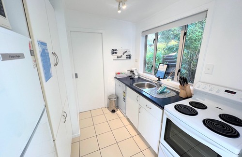 Oneroa Cottage | Tiri Cottage - Seaviews in Oneroa
