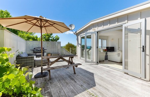 Oneroa Cottage | Tiri Cottage - Seaviews in Oneroa