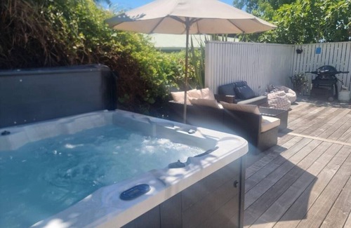 Oneroa Cottage | Tiri Cottage - Seaviews in Oneroa