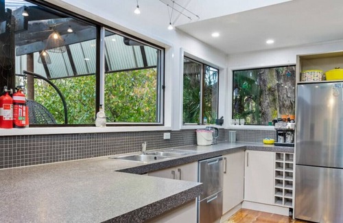 Titirangi House | Titirangi Artistic Haven | Wifi & Native Trees