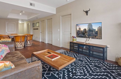 North Loop Condo | TNC 205 luckey · Beautiful 4 Bedroom Condo, GREAT location!