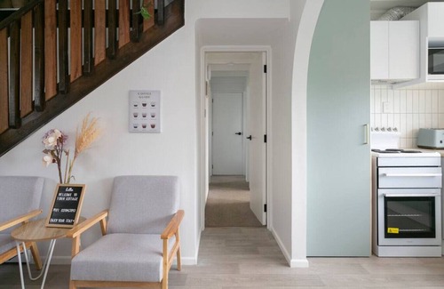 Richmond Heights House | Tobin Cottage - thoughtfully furnished, two storey property, pet Friendly, in central location