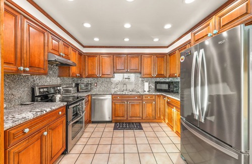 Mussel Shoals House | Toes in the Sand! Great Location!