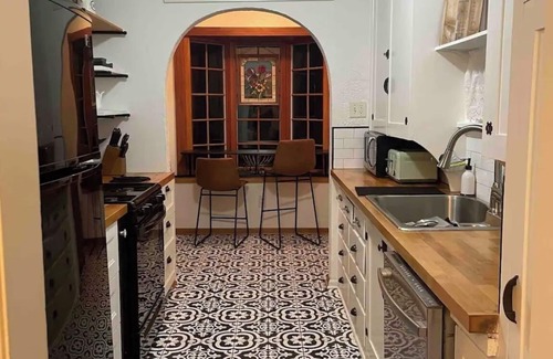 Toledo House | ToledoTopia- 4bdrm/2bath- 1 mile to Promedica