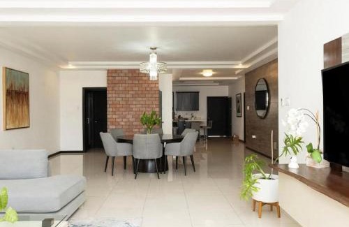 Huong Tra House | Tomas End Herri home