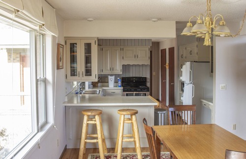 Buena Vista House | Tomcat Ranch Guesthouse-Private 313acres -5 fishing lakes-abuts national forest