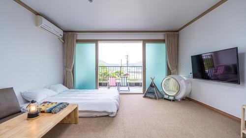 Tongyeong House | Tongyeong Glam Dog