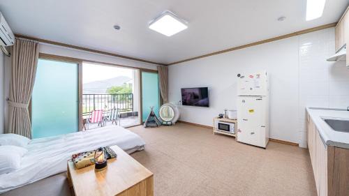 Tongyeong House | Tongyeong Glam Dog