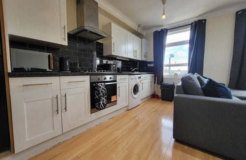 Tooting Apartment | Tooting Bec Central Apartment by London Tube