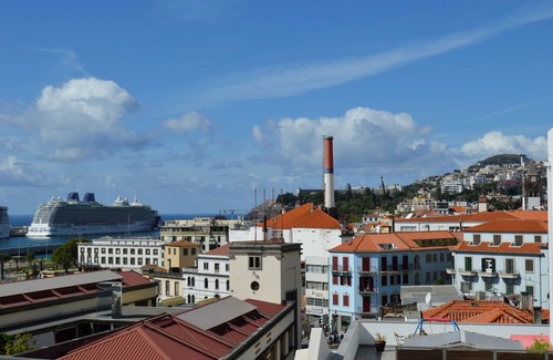 Santa Maria Maior Apartment | Top Floor in Funchal Center near Farmers Market Free Wifi private parking