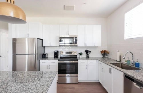Kyle Apartment | Top Floor Luxury Apt w/Resort Style Pool Near Austin/Texas State University