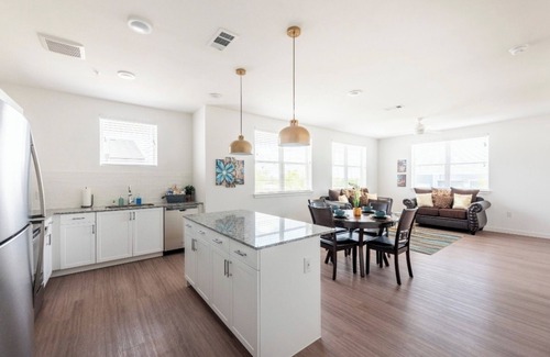 Kyle Apartment | Top Floor Luxury Apt w/Resort Style Pool Near Austin/Texas State University