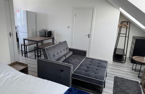 Woodhouse Apartment | Top Floor Spacious Studio Flat