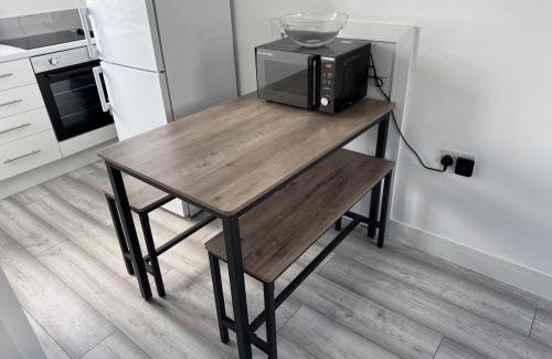 Woodhouse Apartment | Top Floor Spacious Studio Flat