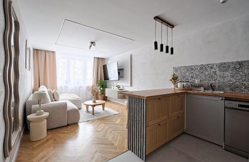 Srodmiescie Połnocne Apartment | *Top* Full Black Out A/C Fast Wi-fi, Standing Desk