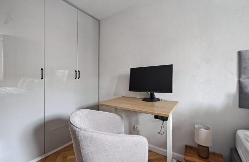 Srodmiescie Połnocne Apartment | *Top* Full Black Out A/C Fast Wi-fi, Standing Desk