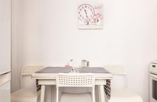 Mets Apartment | Top GroundFloor in Mets