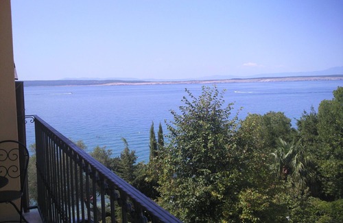 Crikvenica Apartment | Top location directly by the sea, secure parking on the property