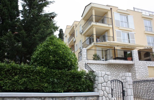 Crikvenica Apartment | Top location directly by the sea, secure parking on the property