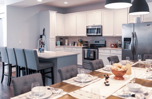 Trafalgar Village House | TOP RATED ♥ Disney-Themed Resort Villa ♥ ARCADE Game Room ♥ Private Pool & Spa