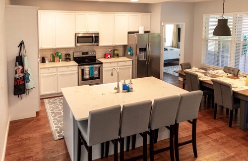 Trafalgar Village House | TOP RATED ♥ Disney-Themed Resort Villa ♥ ARCADE Game Room ♥ Private Pool & Spa