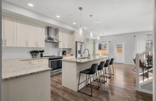Northwest Calgary House | Top Rated Luxury House with Central AC, Double Garage Parking, 2 Kitchens, 5 Bedrooms & More!