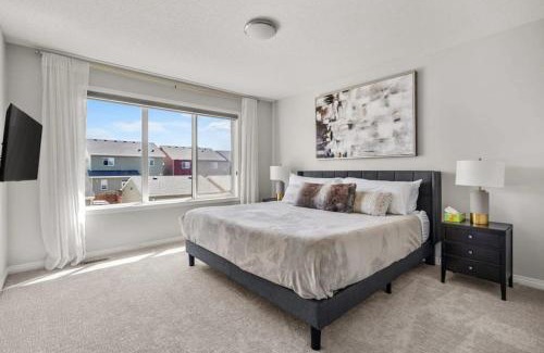 Northwest Calgary House | Top Rated Luxury House with Central AC, Double Garage Parking, 2 Kitchens, 5 Bedrooms & More!