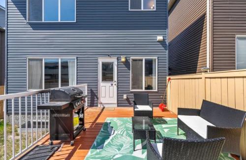 Northwest Calgary House | Top Rated Luxury House with Central AC, Double Garage Parking, 2 Kitchens, 5 Bedrooms & More!