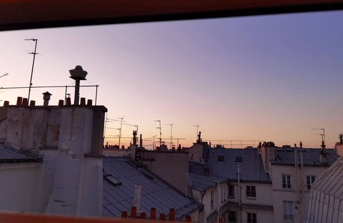 Quartier de la Monnaie Apartment | Top roof view studio with elevator/1mn to metro/Paris Centre