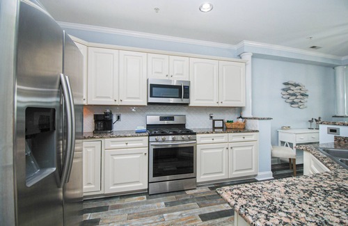 Mount Mourne Condo | Top Shelf by SoCharm | Luxury Penthouse - Restaurants, Community Pool, Massage, and More!