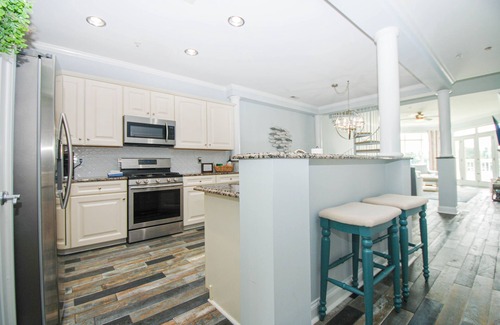 Mount Mourne Condo | Top Shelf by SoCharm | Luxury Penthouse - Restaurants, Community Pool, Massage, and More!