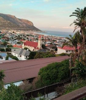 Fish Hoek Apartment | Top spot for adventurous couple