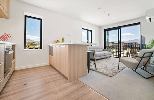 Frankton Apartment | Toru Top Floor Apartment - Brand New & Convenient