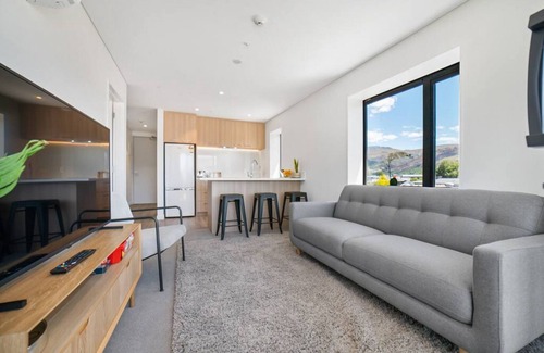 Frankton Apartment | Toru Top Floor Apartment - Brand New & Convenient