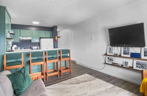 Snowshoe Apartment | TOTW324 Stunning Views Ski In/Out WiFi Slopeside