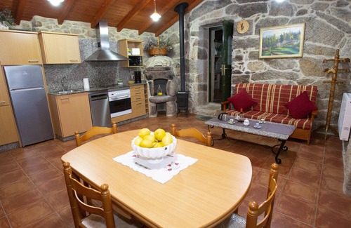 Ponte Caldelas Cottage | Tourist cottage Pontecaldelas, Pontevedra, garden 700 m2 with barbecue,